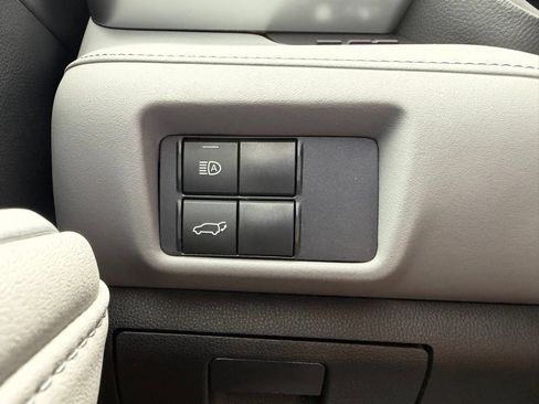 Used 2021 Toyota Highlander XLE AWD/4WD image 25
