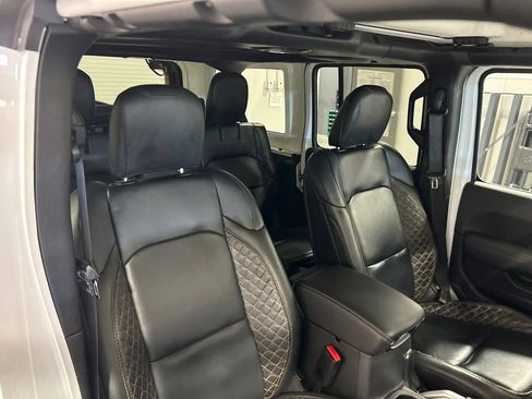 Used 2022 Jeep Wrangler Unlimited Sahara AWD/4WD image 33