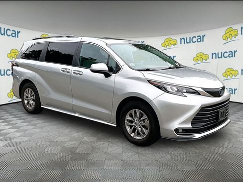 Used 2025 Toyota Sienna XLE FWD image 1