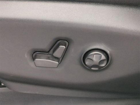 New 2024 Chrysler Pacifica Select w/ Uconnect Theater Family Group image 22