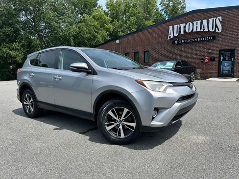 Used 2018 Toyota RAV4 XLE FWD image 38