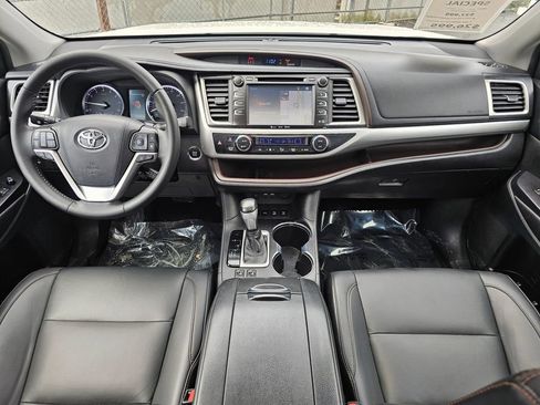 Used 2019 Toyota Highlander XLE AWD/4WD image 17
