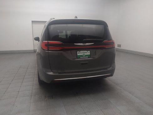 Used 2022 Chrysler Pacifica Touring-L FWD image 6