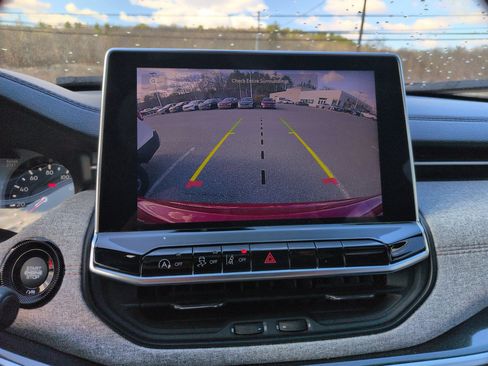 Used 2024 Jeep Compass Latitude image 11