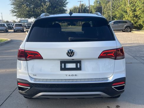 Used 2023 Volkswagen Taos SE w/ Panoramic Sunroof Package FWD image 8