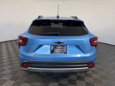 Used 2025 Chevrolet Trax LT w/ LT Convenience Package FWD image 9