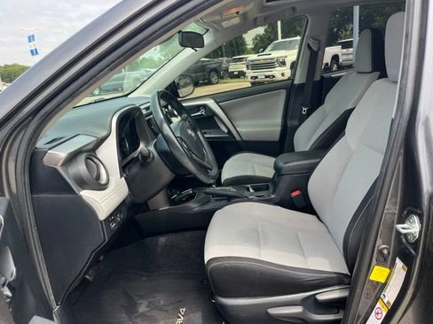 Used 2018 Toyota RAV4 XLE FWD image 14