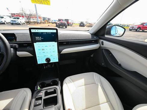 Certified 2025 Ford Mustang Mach-E Premium image 33