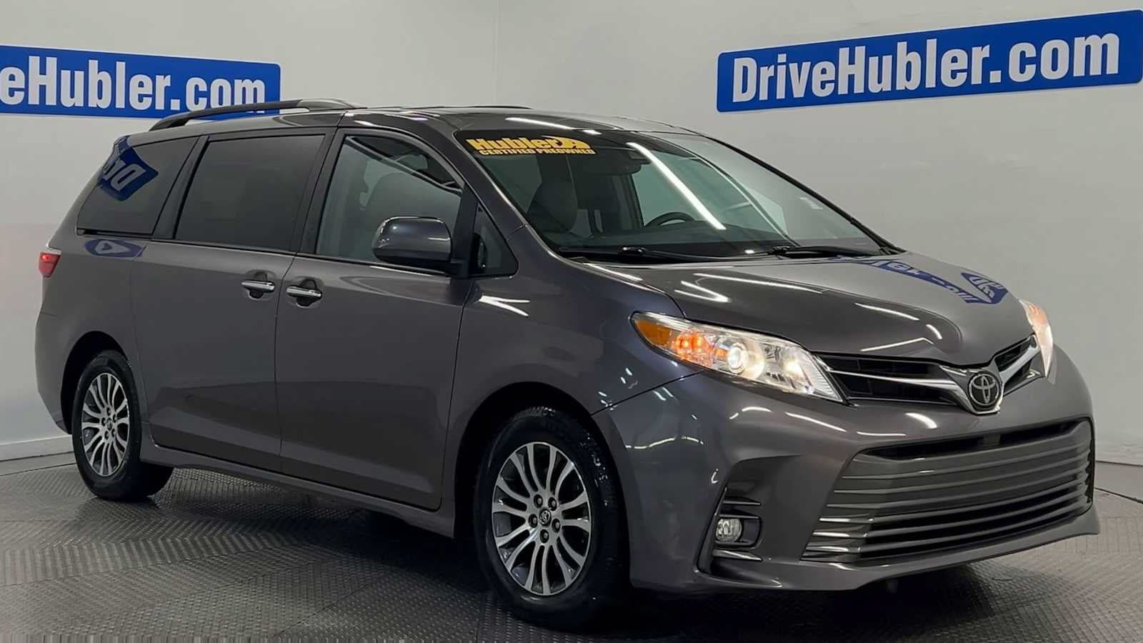 Used 2019 Toyota Sienna XLE w/ XLE Navigation Package FWD image 2