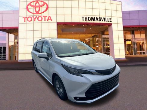 New 2025 Toyota Sienna XLE image 3