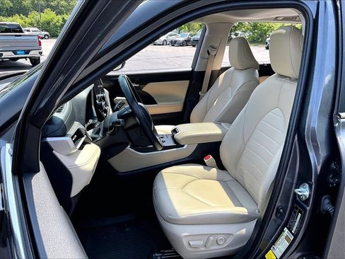 Used 2024 Toyota Highlander XLE FWD image 10