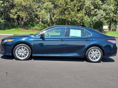 Used 2020 Toyota Camry XLE image 6