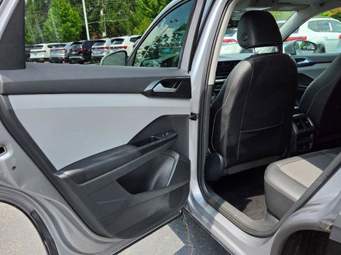Certified 2023 Volkswagen Taos SE w/ Panoramic Sunroof Package FWD image 45