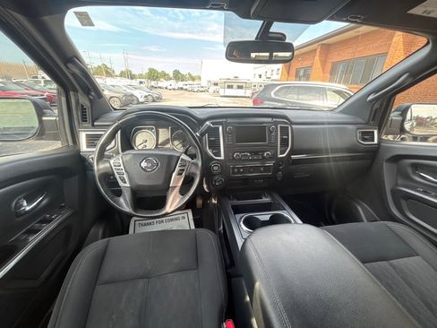 Used 2019 Nissan Titan SV w/ SV Convenience Package image 18