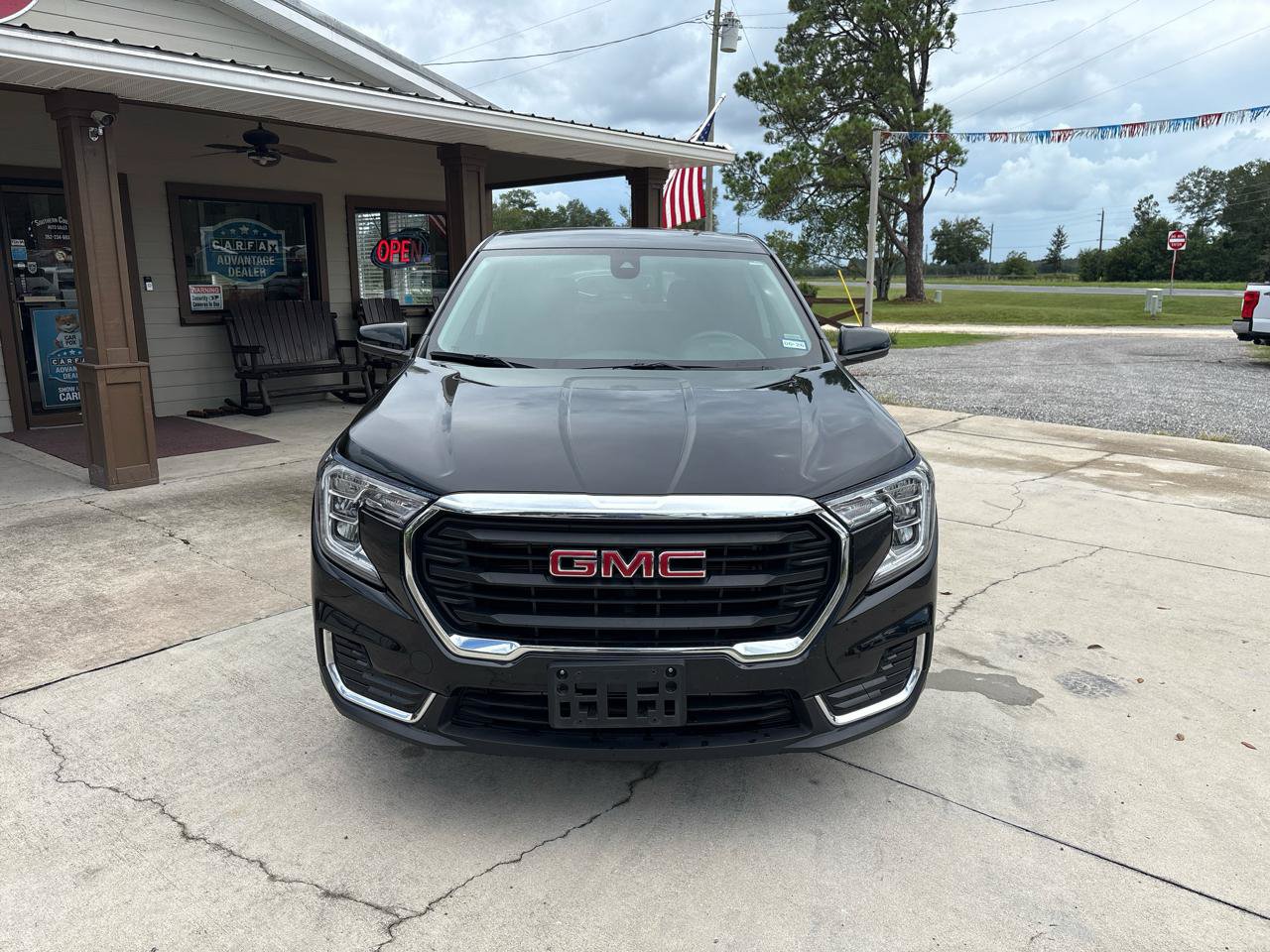 Used 2024 GMC Terrain SLE FWD image 2