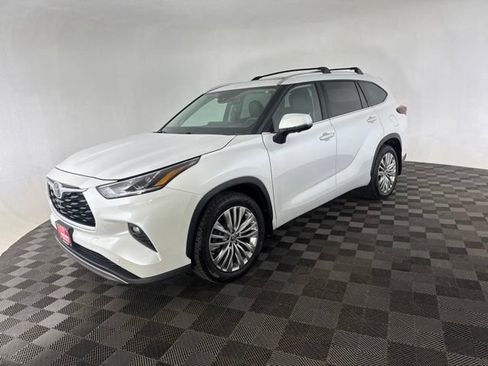 Used 2024 Toyota Highlander Platinum AWD/4WD image 3