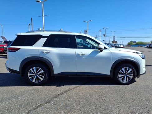 Certified 2024 Nissan Pathfinder SL image 9