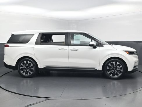 Used 2024 Kia Carnival EX FWD image 6