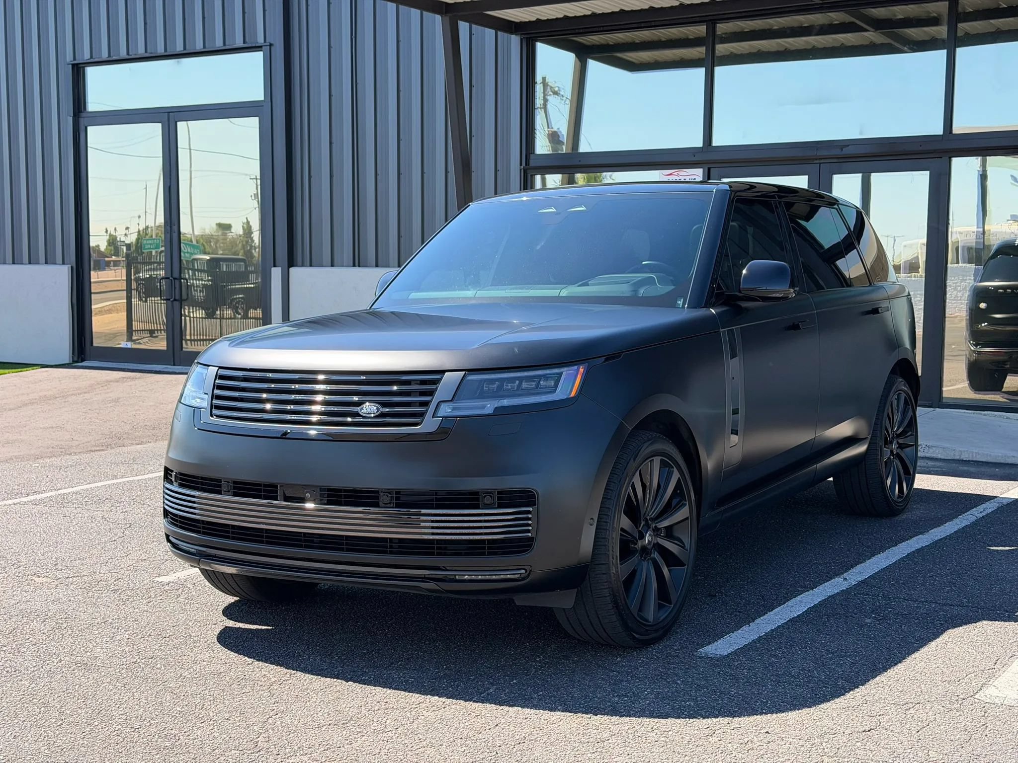 Used 2024 Land Rover Range Rover SV AWD/4WD image 2