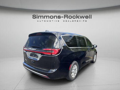Used 2025 Chrysler Pacifica Select FWD image 4