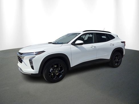 Used 2025 Chevrolet Trax LT w/ Driver Confidence Package image 2