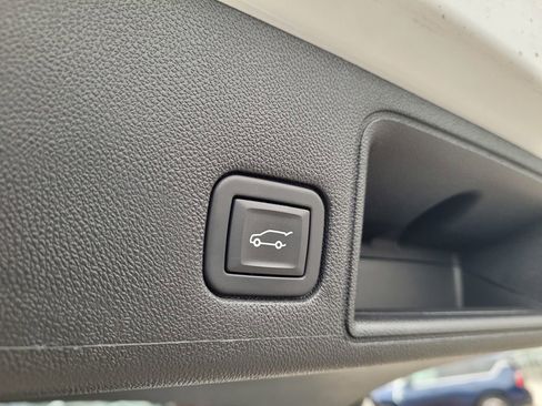 Used 2023 GMC Terrain SLE w/ Driver Convenience Package image 28