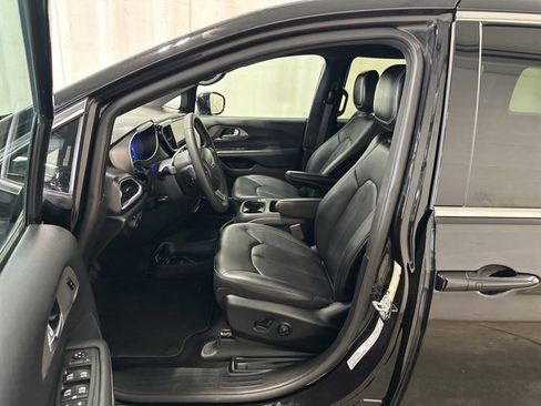 Used 2025 Chrysler Pacifica Select image 7