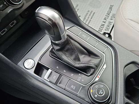 Used 2018 Volkswagen Tiguan SE image 17