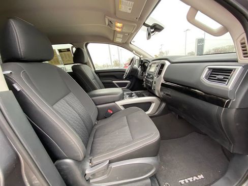Used 2018 Nissan Titan SV w/ SV Convenience Package image 24