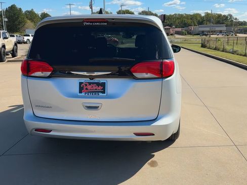 Used 2023 Chrysler Voyager LX image 8