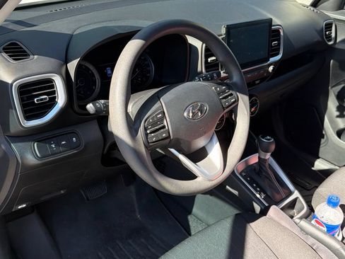 Used 2022 Hyundai Venue SE w/ Cargo Package FWD image 3