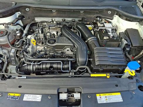 Used 2024 Volkswagen Taos SE image 29