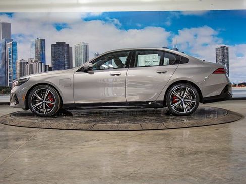 New 2026 BMW 550e xDrive w/ Premium Package image 6