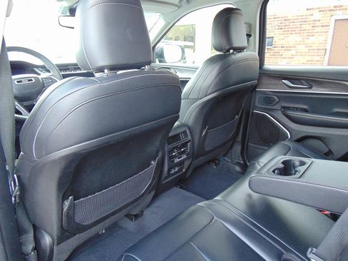 Used 2023 Jeep Grand Cherokee image 16