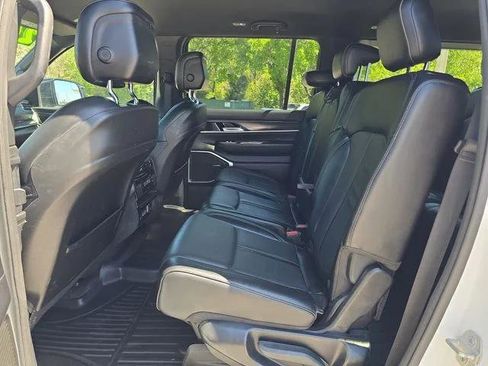 Certified 2024 Jeep Wagoneer Series II w/ Flexible Seating Group RWD image 13