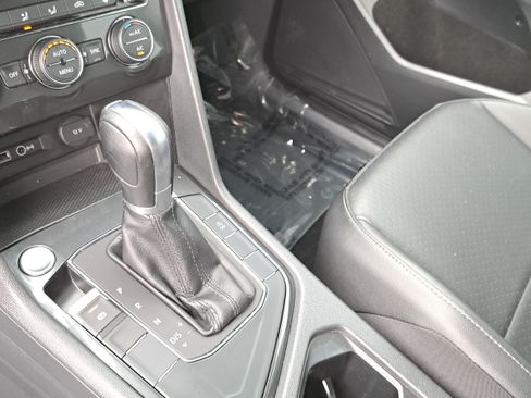 Used 2018 Volkswagen Tiguan SE FWD image 24