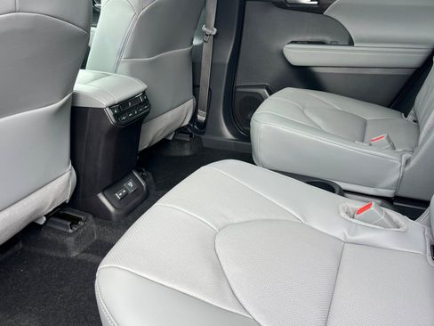New 2026 Toyota Highlander Platinum image 5