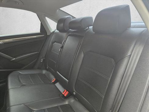 Used 2017 Volkswagen Passat 1.8T SE image 14