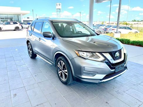 Used 2020 Nissan Rogue SV w/ Premium Package image 3