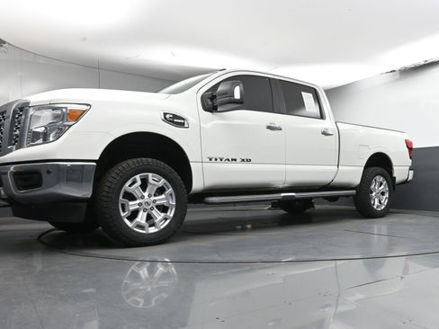 Used 2019 Nissan Titan SV w/ SV Convenience Package image 24