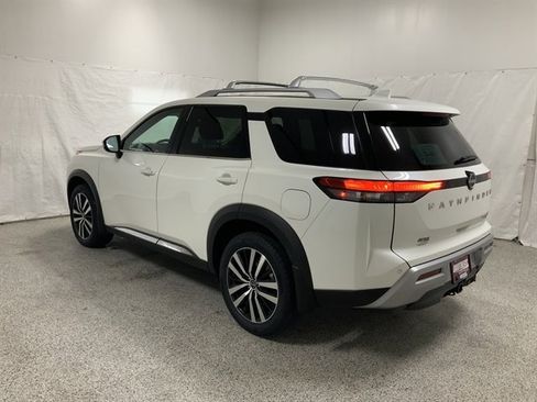 Used 2023 Nissan Pathfinder Platinum image 7