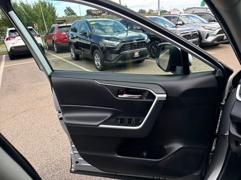 Used 2025 Toyota RAV4 XLE AWD/4WD image 32