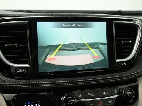 Used 2024 Chrysler Pacifica Limited image 18