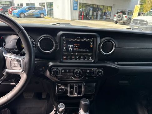 Used 2022 Jeep Wrangler Unlimited Sahara w/ Cold Weather Group AWD/4WD image 21