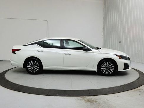 Used 2025 Nissan Altima 2.5 SV image 8