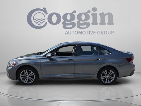 Used 2023 Volkswagen Jetta SE w/ Panoramic Sunroof Package FWD image 2