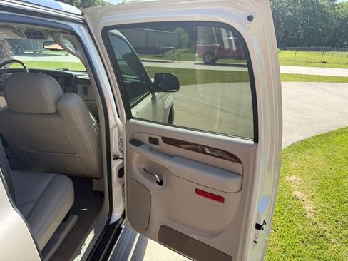 Used 2005 Cadillac Escalade ESV AWD image 19