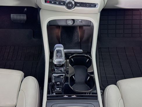 Used 2024 Volvo XC40 B5 Ultimate w/ Protection Package Premier image 33