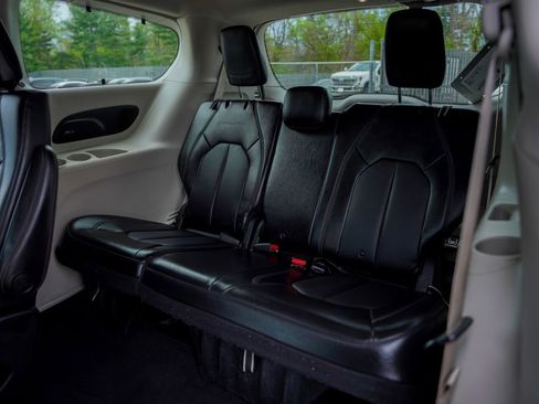 Used 2018 Chrysler Pacifica Touring-L Plus FWD image 30