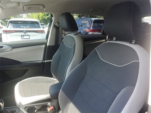 New 2025 Volkswagen Taos SE image 17